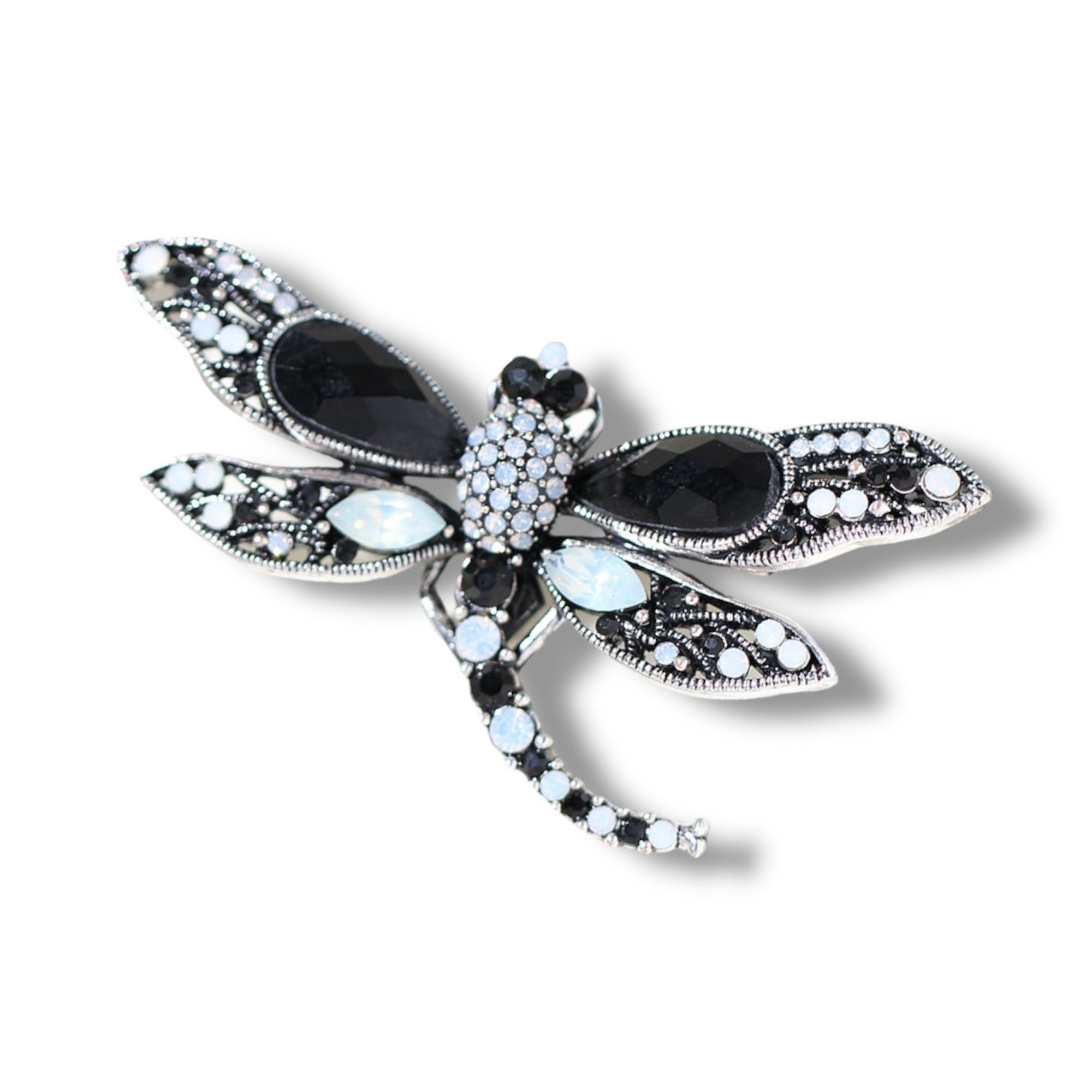 URBBANA Embellished Lapel Pin – A Stylish Expression of Elegance and Individuality