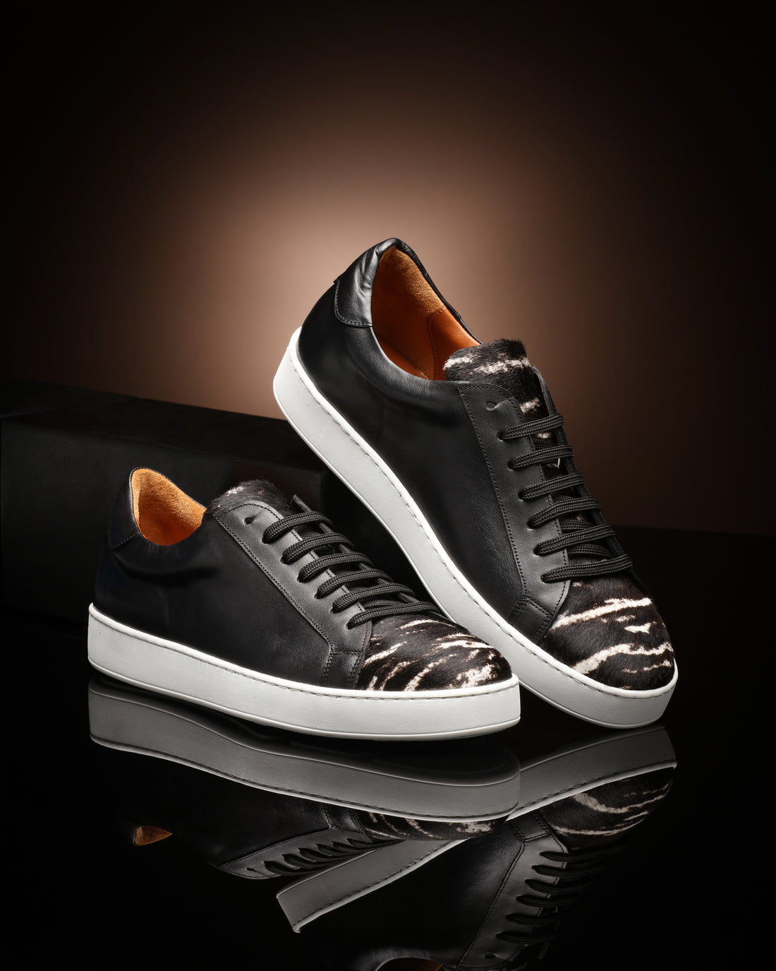 URBBANA : Martin Low Sneakers - Black &amp; White